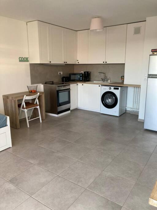 Appartement RDC avec parking privé La Fare-les-Oliviers Exterior foto